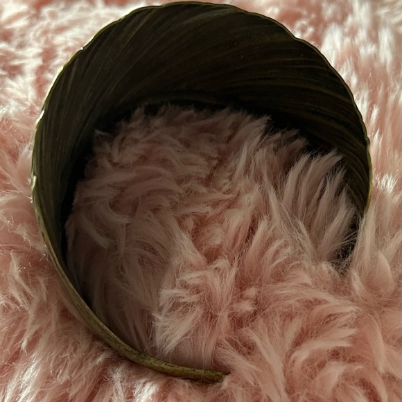 😍Gorgeous Gold Leaf Cuff Bracelet 😍 - Picture 8 of 8